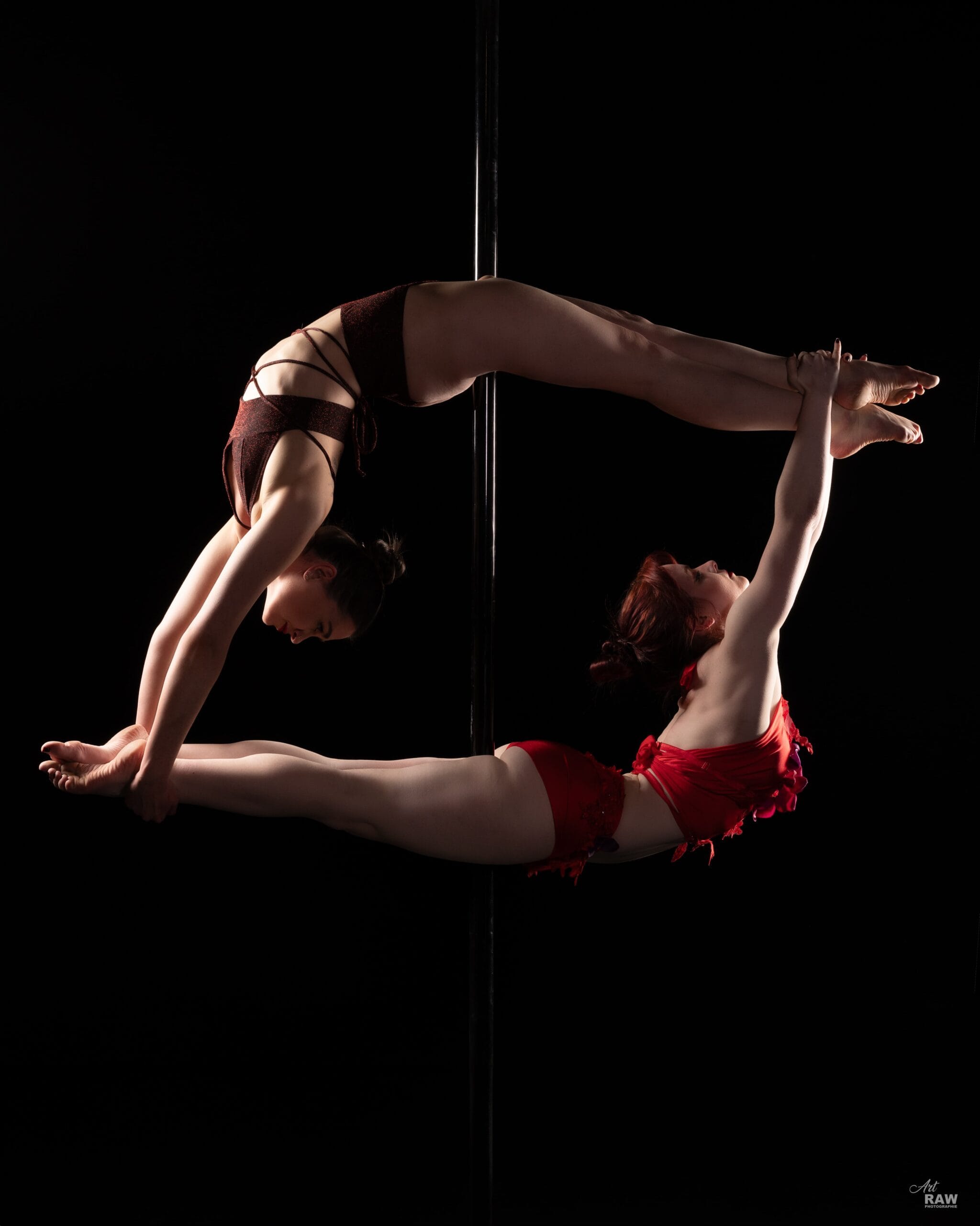 Deux danseuses dans une performance de Cerceau Débutant - Inter